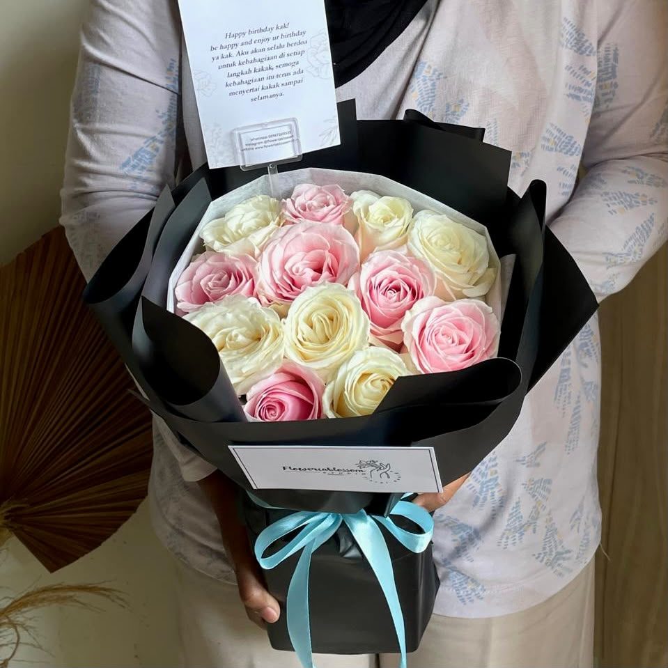 12-stem Round Rose Bouquet view 2