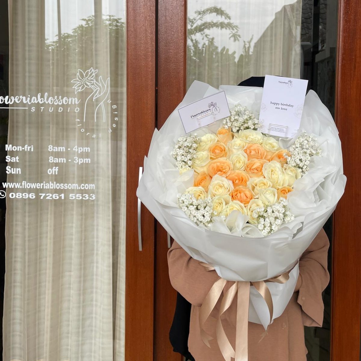 Round Bouquet Roses view 3