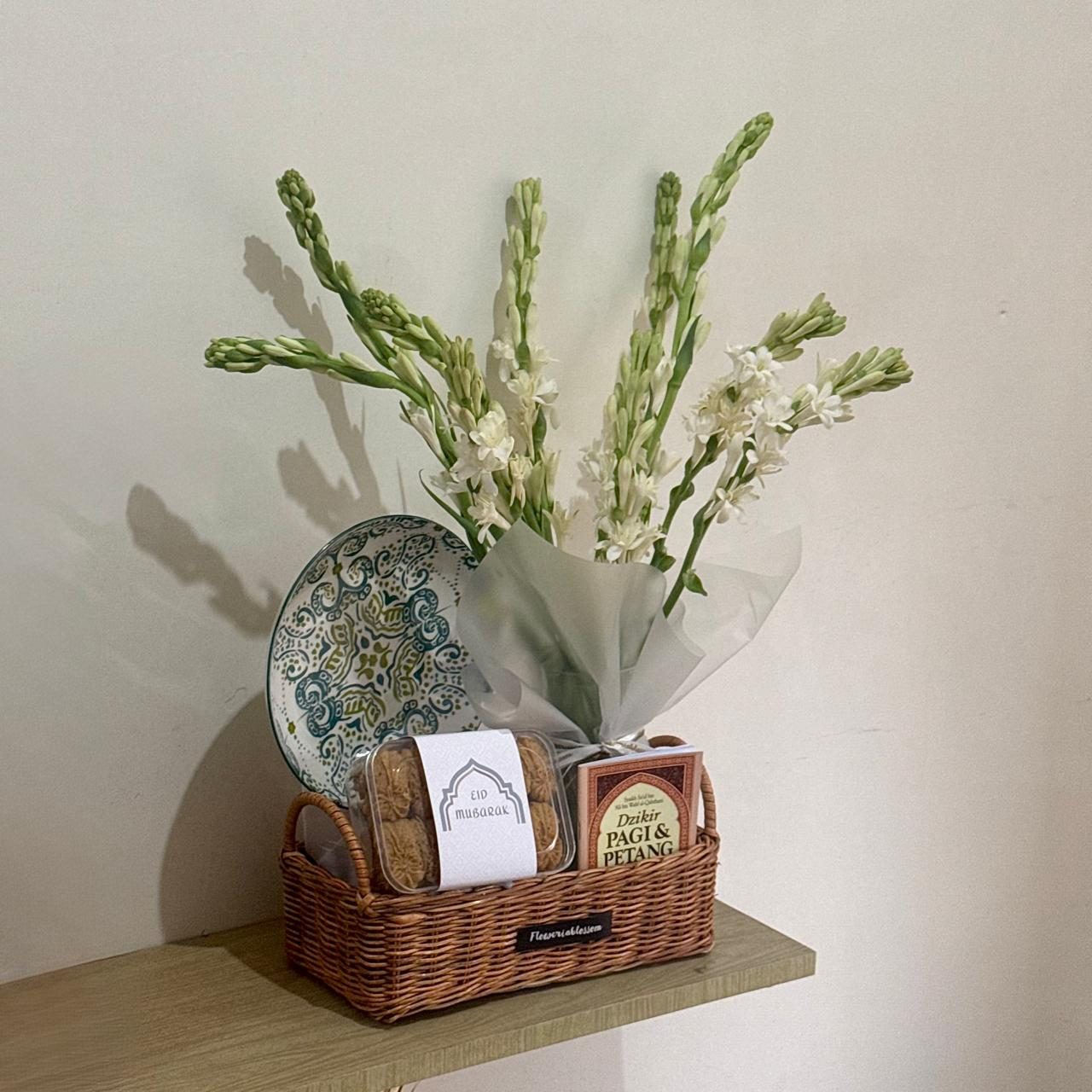 Hampers with Sakinah Vase bouquet