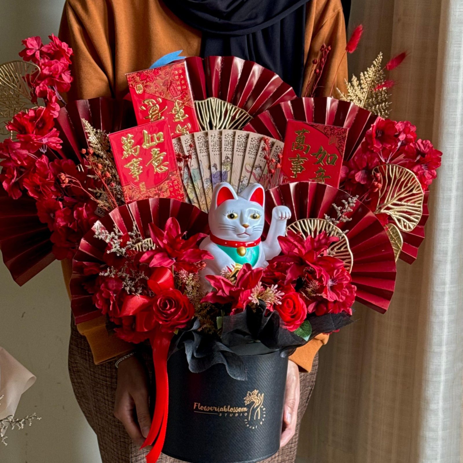 Red Lucky Cat bouquet