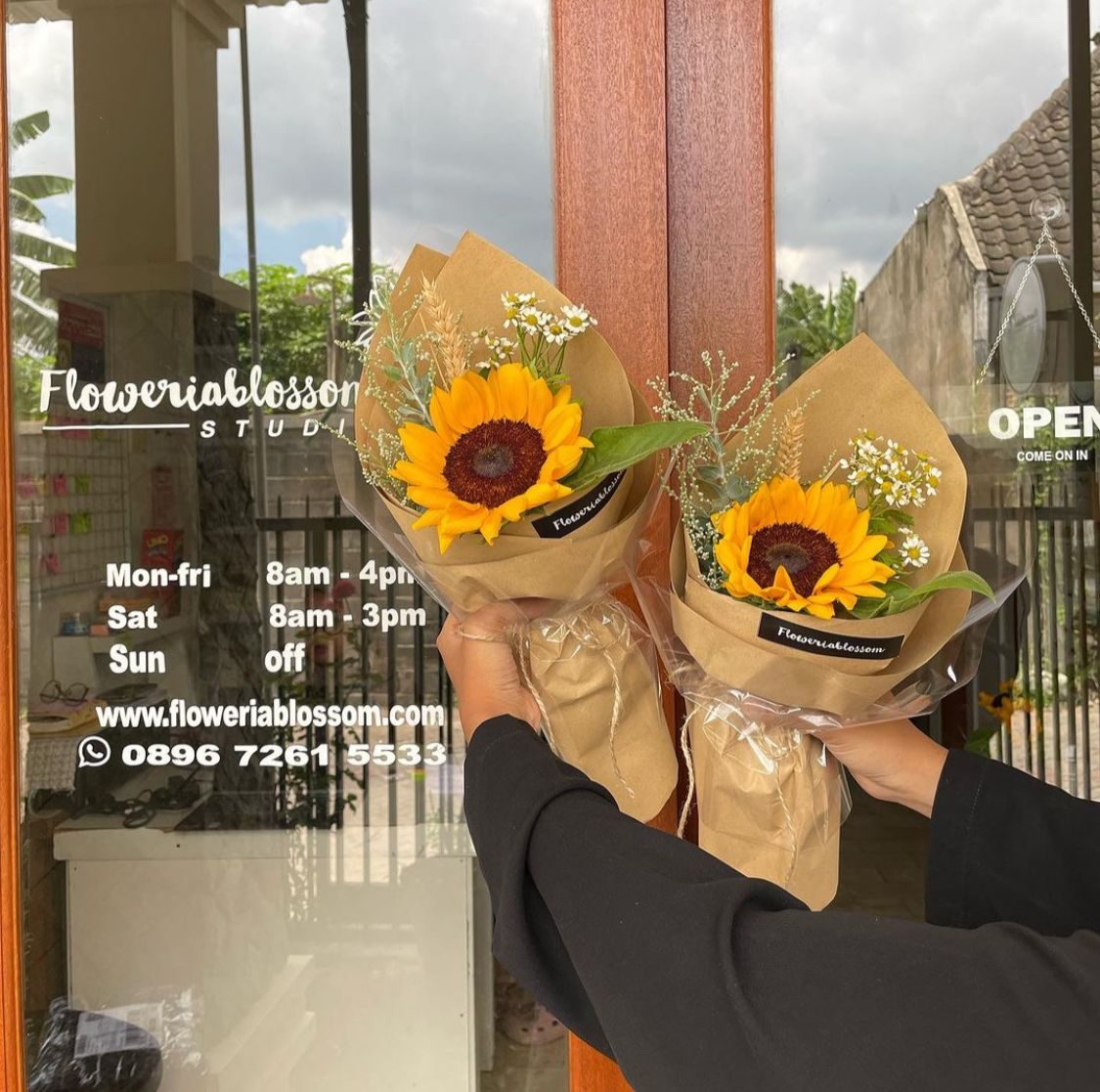 Simple sunflower bouquet